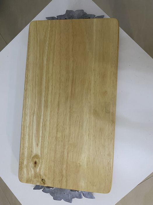 Tabuleiro de madeira com pegas de estanho