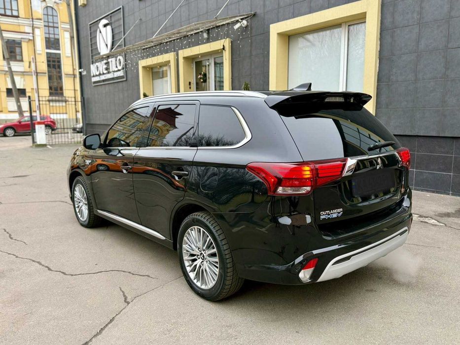 Оренда Mitsubishi Outlander PHEV від доби