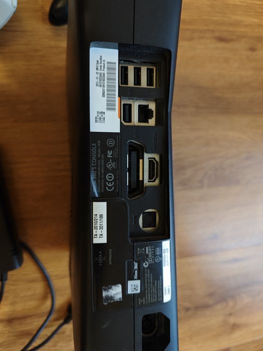 Xbox 360 250gb plus pad