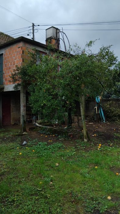 Vende  moradia bem localizada estrada principal