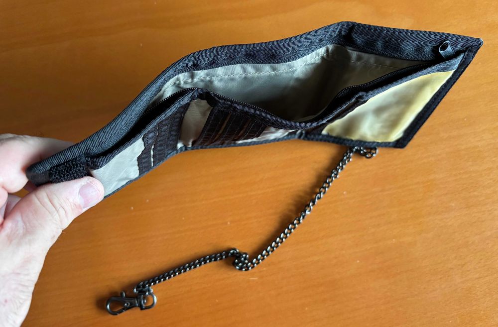 Carteira Pacsafe de homem com cabo para prender a mala, pochete ou presilha.