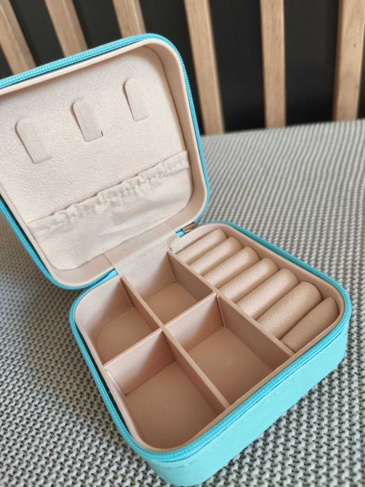 Pudełko na biżuterię małe podręczne podróżne nowe na pierścionki