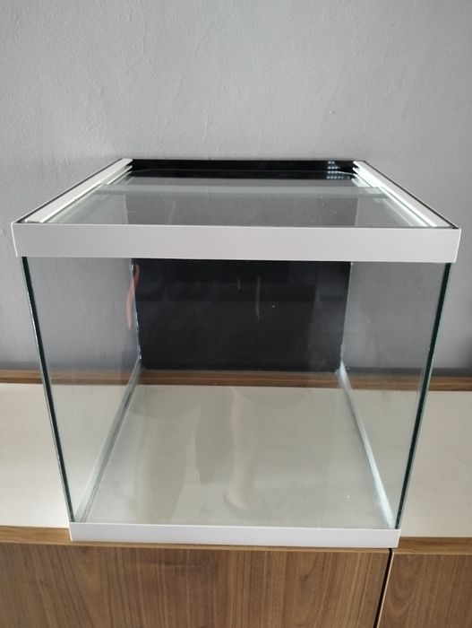 Aquário cubo 25x25x25 com tampas e perfil branco