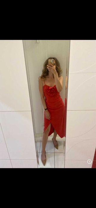 czerwona sukienka z wycięciem na plecach
