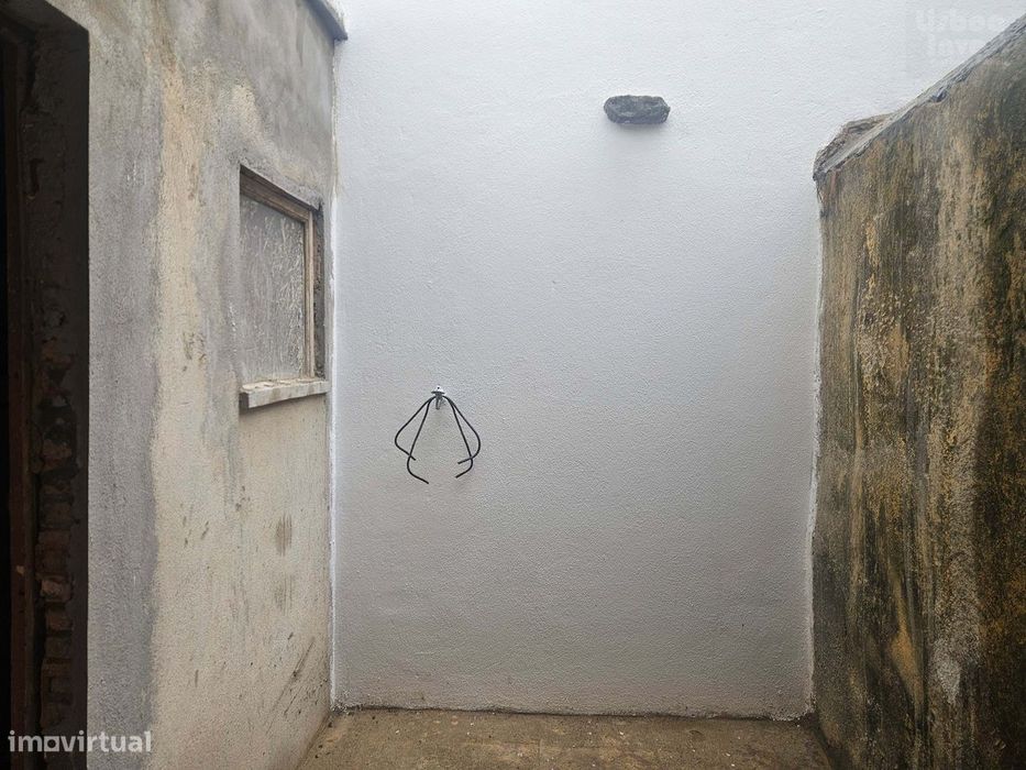 Vendo T2 para remodelação em predio totalmente remodelado