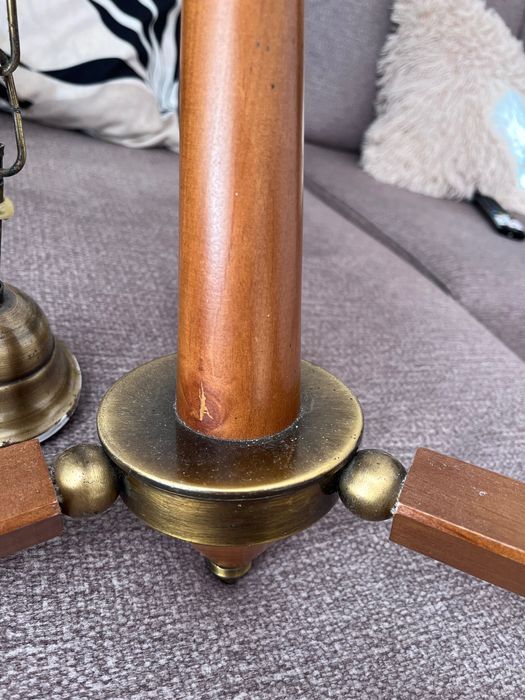 Candeeiro de tecto em madeira