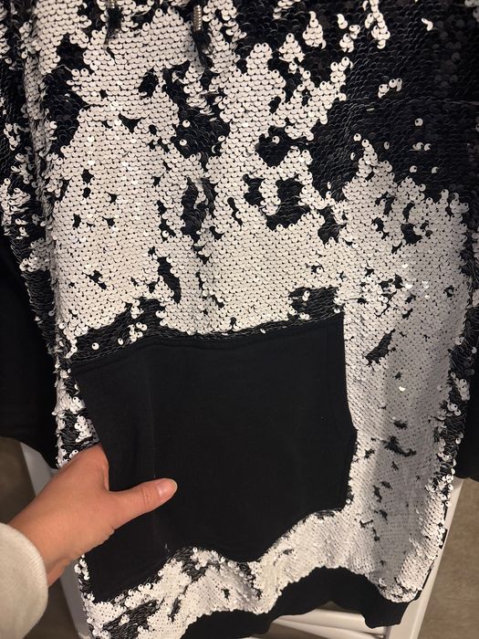 Sportowa mini sukienka lub długa bluzka kaptur cekiny kangurka kieszeń