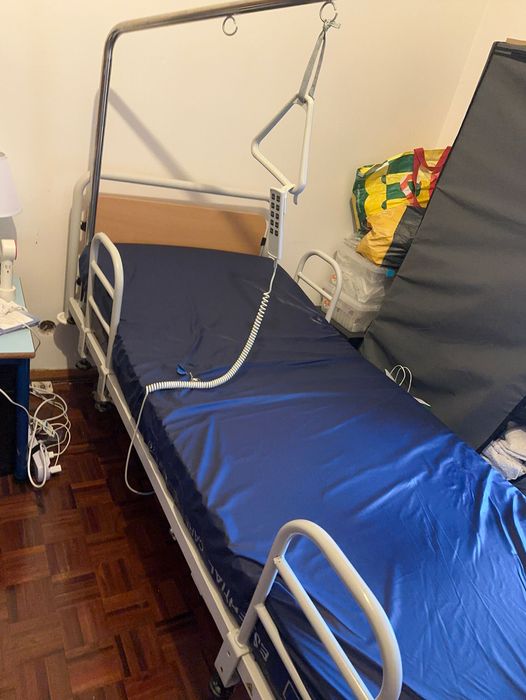 Cama hospitalar eléctrica com comando, 4 barras de proteção e pendural
