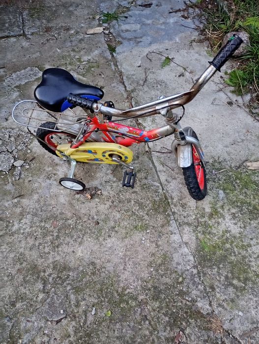Rowerek z bocznymi kolkami