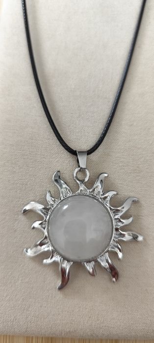 Colar com sol e pedra no centro