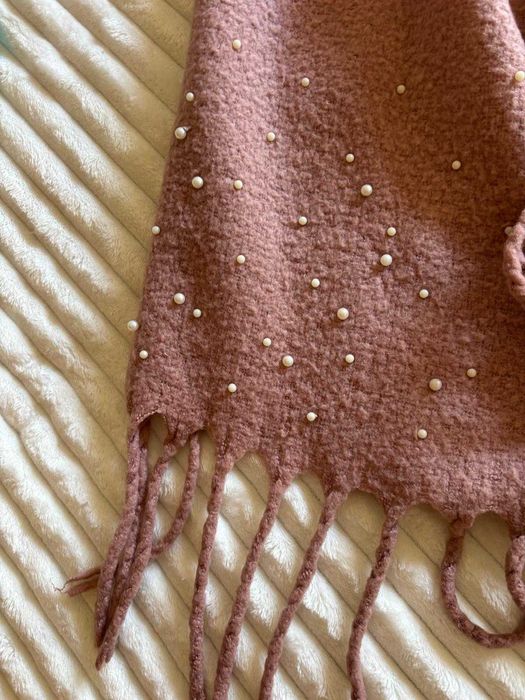 Cachecol rosa com pérolas e franjas