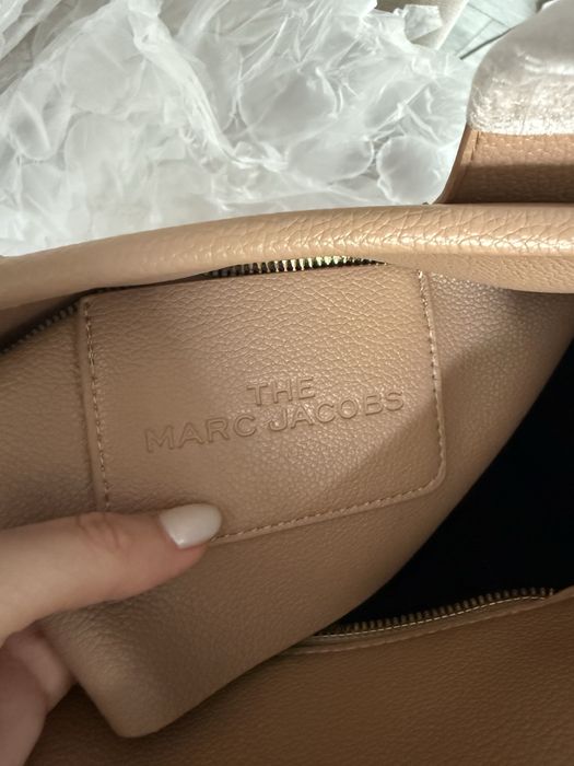 Beżowy średni A5 tote bag Marc Jacobs z logo i dlugim paskiem