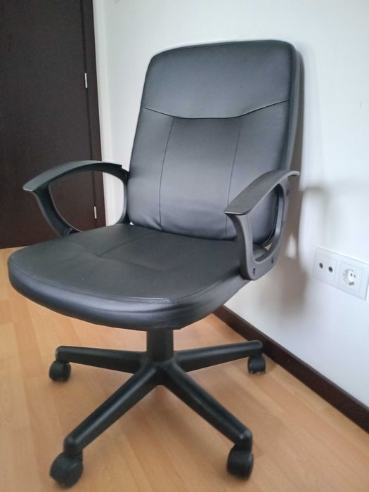 Cadeira de escritório - nova - cor preta