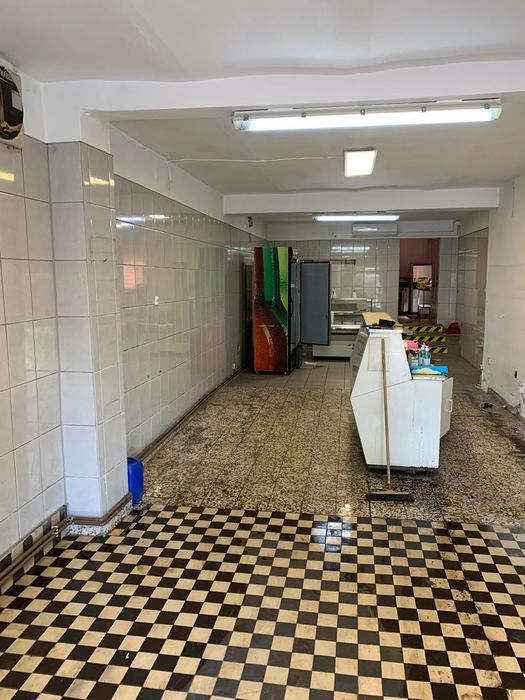 Dom z dziedzińcem, dużą działką, stodołą, garażami i ogrodem