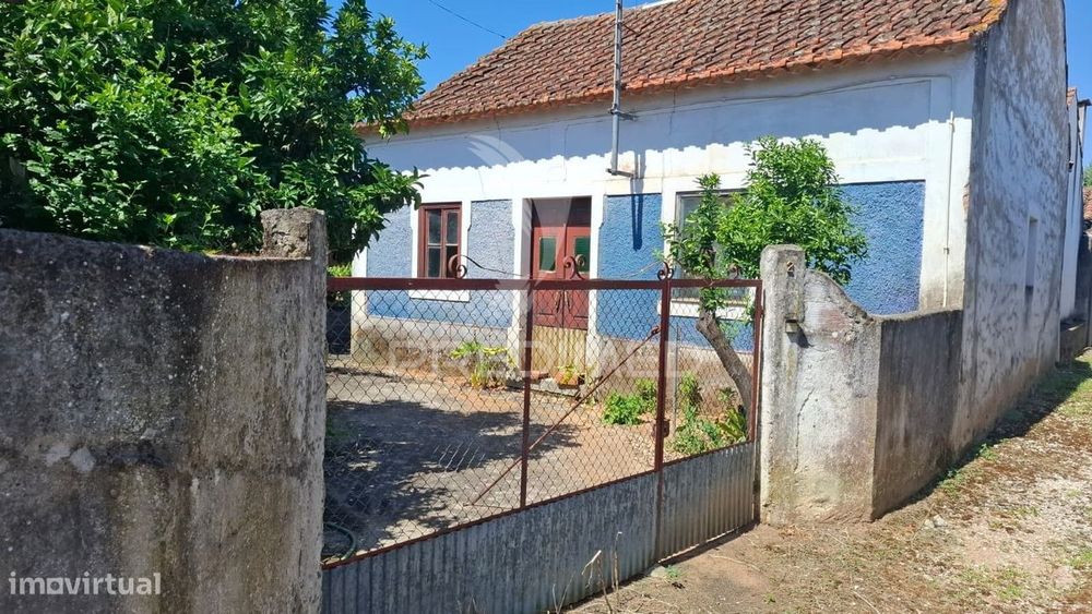 Moradia T2 com anexos e terreno em Arneiro das Milhariças