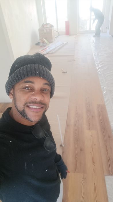 Pedreiro ladrilhador marido de alugue equipe de remodelacao