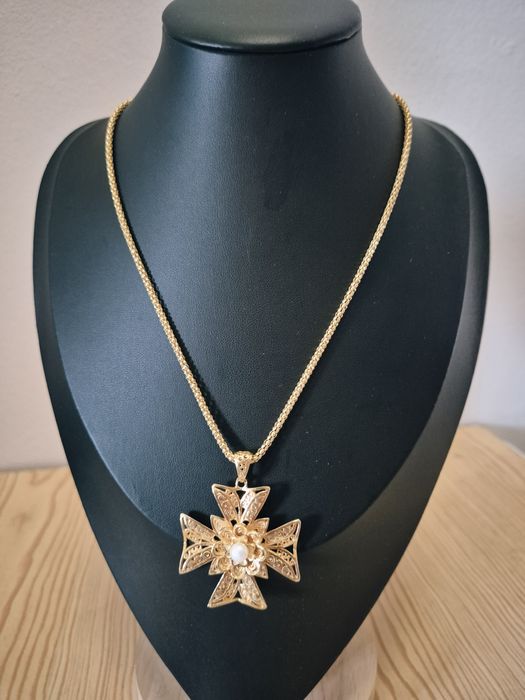 Fio com pendente cruz prata dourada