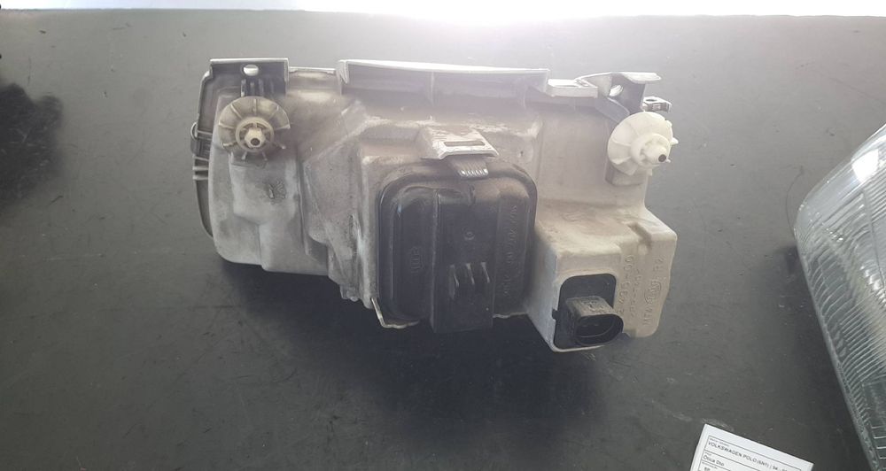 Ótica / farol direita VOLKSWAGEN Polo (6N)