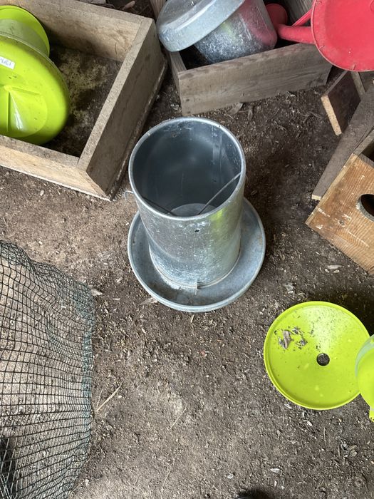 Comedouros e bebedouros de plastico e de metal