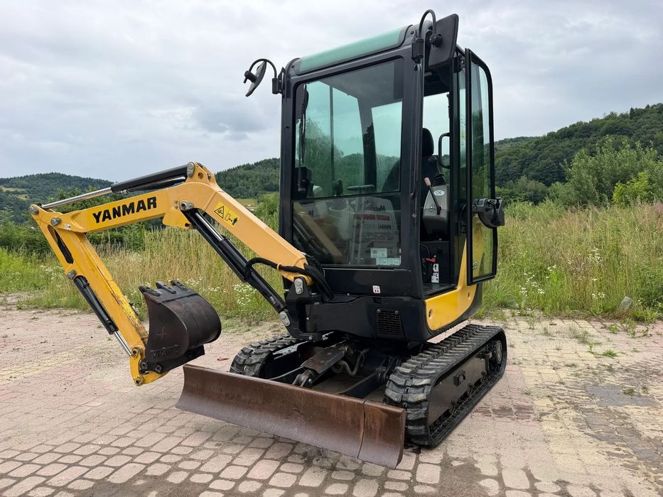 Yanmar SV18 Koparka Gąsienicowa 2 tony. Długie ramię PLUS. Szybkozłącze plus łyżka kopiąca. Rozsuwane Hydr. podwozie! Sprowadzona z Gospodarstwa Norweskiego! Maszyna jak Nowa z Salonu! 2017 rok. 1200 mtg! Gąsienice bez zużycia jak Nowe! szybka wolna jazda