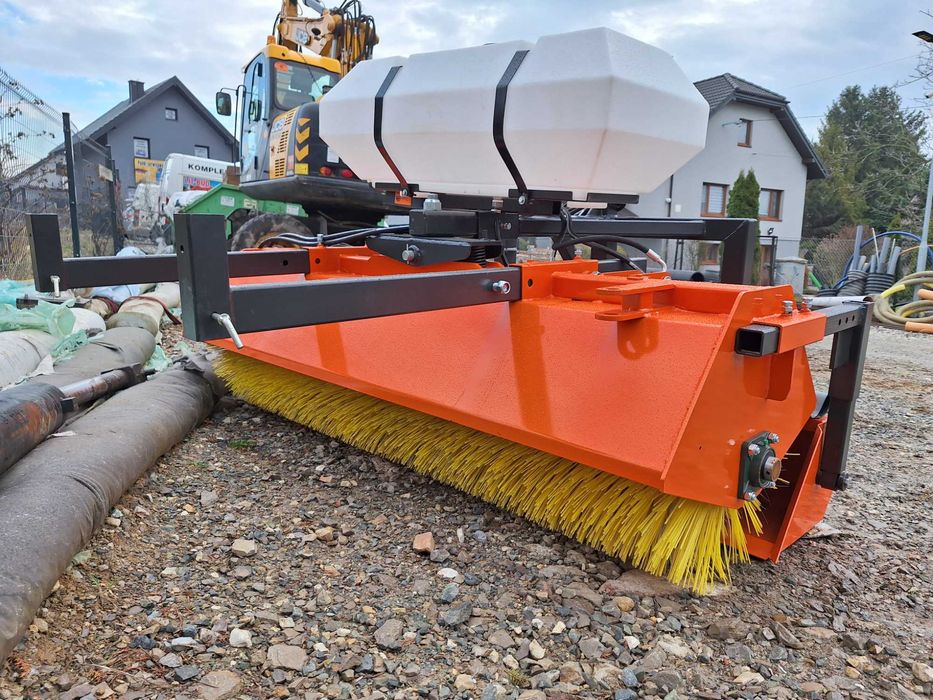 Szczotka zamiatarka polewaczka myjka sprzątanie dróg parkingów Kraków