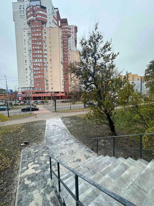 Фасадне приміщення в оренду на Березняках