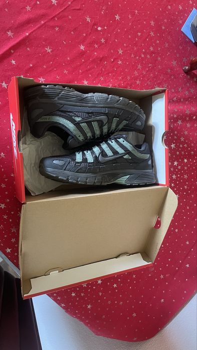 Vendo Nike P-6000 em excelente estado, com caixa original incluída. Os ténis encontram-se em ótimo estado geral.