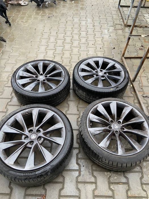 Продам комплект дисків з шинами від Tesla Model S Performance