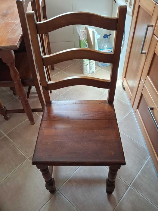 Mesa e cadeiras em madeira