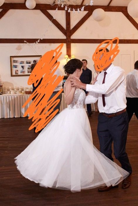 Biała suknia ślubna, korona, brokat, błysk