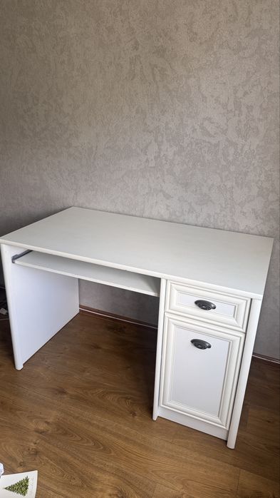 Деревʼяний письмовий стіл