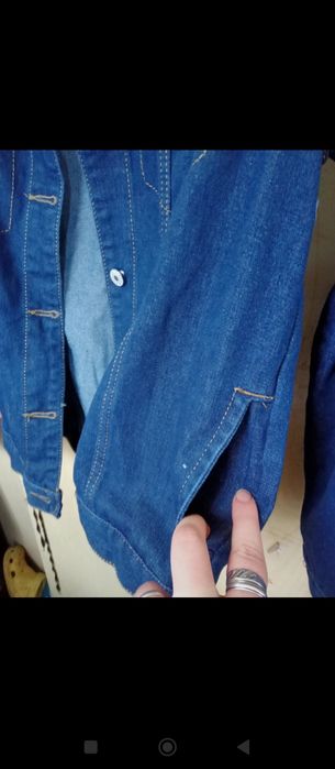 Kurtka jeans z rysunkiem na plecach