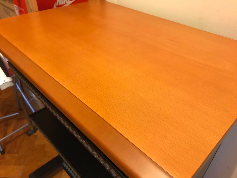 Mesa alta de escritório com rodízios