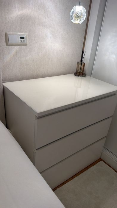 Cómoda Malm Iikea com vidro 80x78cm