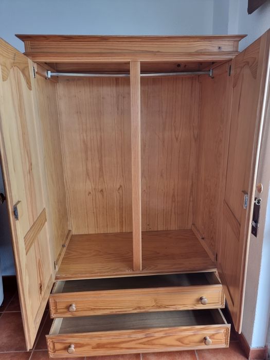 Armário em madeira maciça – estilo clássico