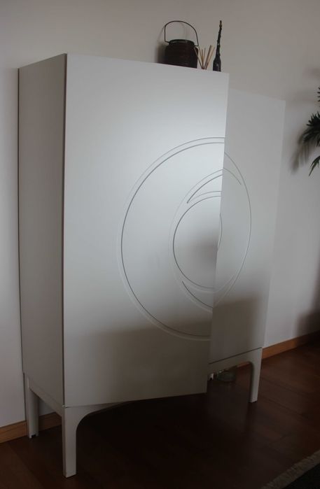 Aparador Vertical Branco – Elegância e Funcionalidade