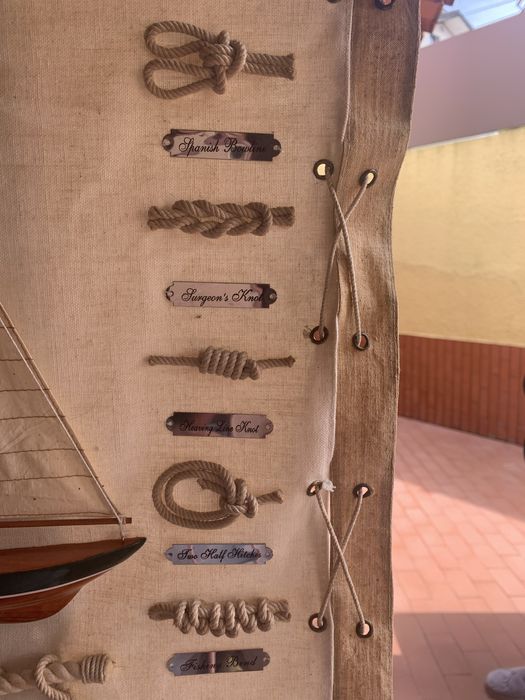 Quadro com barco e nós marinheiro
