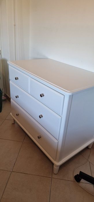 Cómoda branca IKEA com gavetas