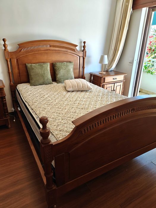 Mobiliário de quarto em madeira maciça