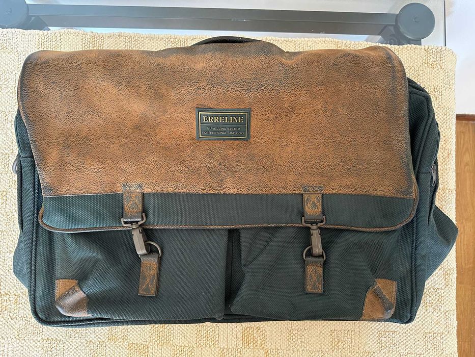 Mala de viagem à tiracolo