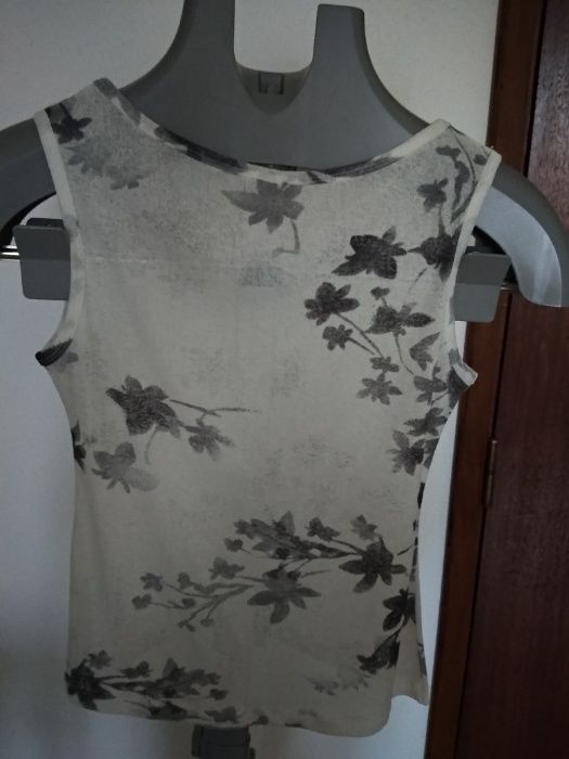 Camisola branca com flores cinzentas