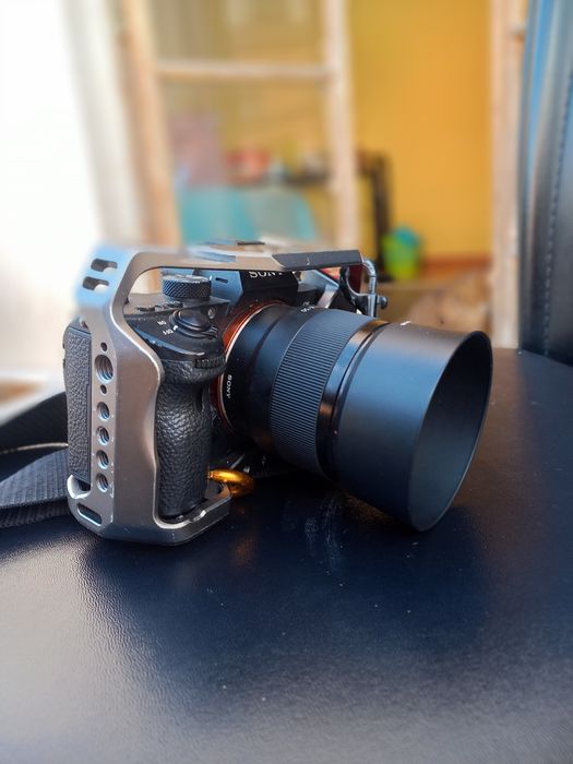 Sony Alpha 7 Mark III + cage + lente 50mm A-1.8