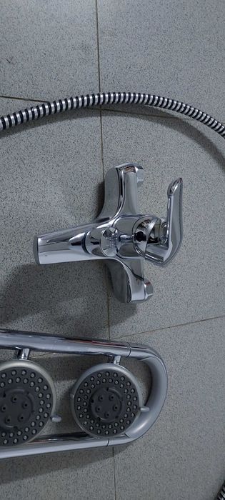 Material de construção e casa de banho em excelente estado