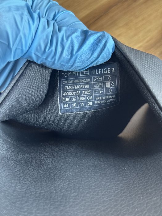 Buty Tommy Hilfiger 44 czarne klapki z logo slides