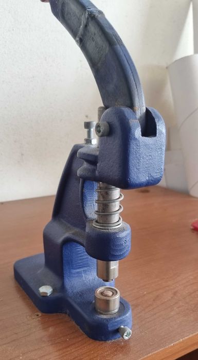 Máquina manual de aplicação de ilhós metálicos