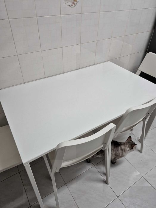 Mesa de cozinha com cadeiras