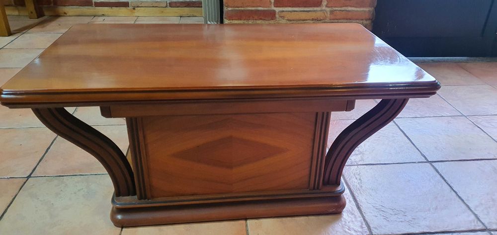 mesa de sala de estar com mini bar incluido