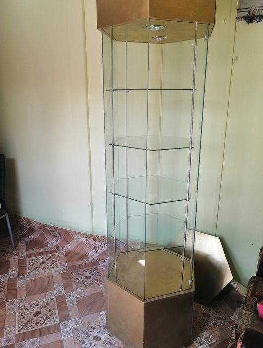 Witryna szklana z oświetleniem