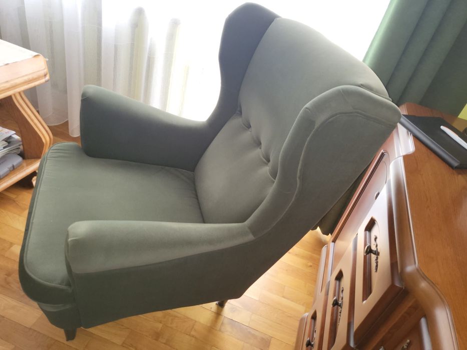 Sofa, pufa i dwa fotele