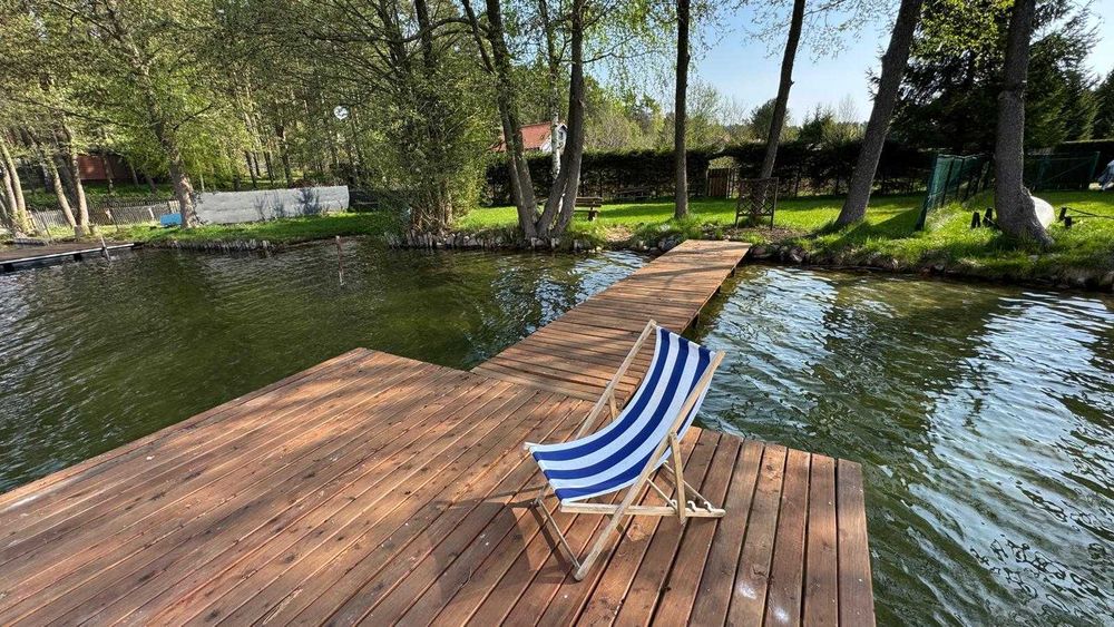 Domki nad jeziorem z linią brzegową i prywatnym pomostem